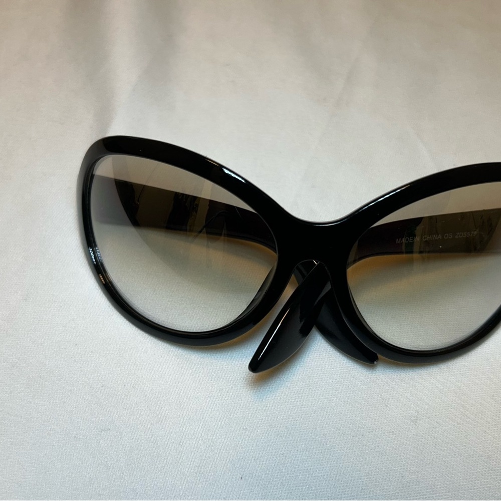 Chic Black Sunglasses
